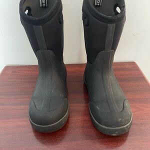 Kids size 4 Bogs